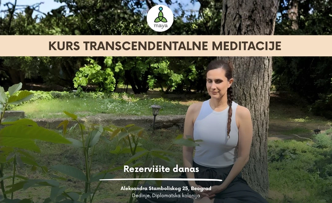 Učiteljica kursa transcendentalne meditacije meditira u prirodi nakon uvodnog predavanja u prelepoj bašti Holističke akademije Maya